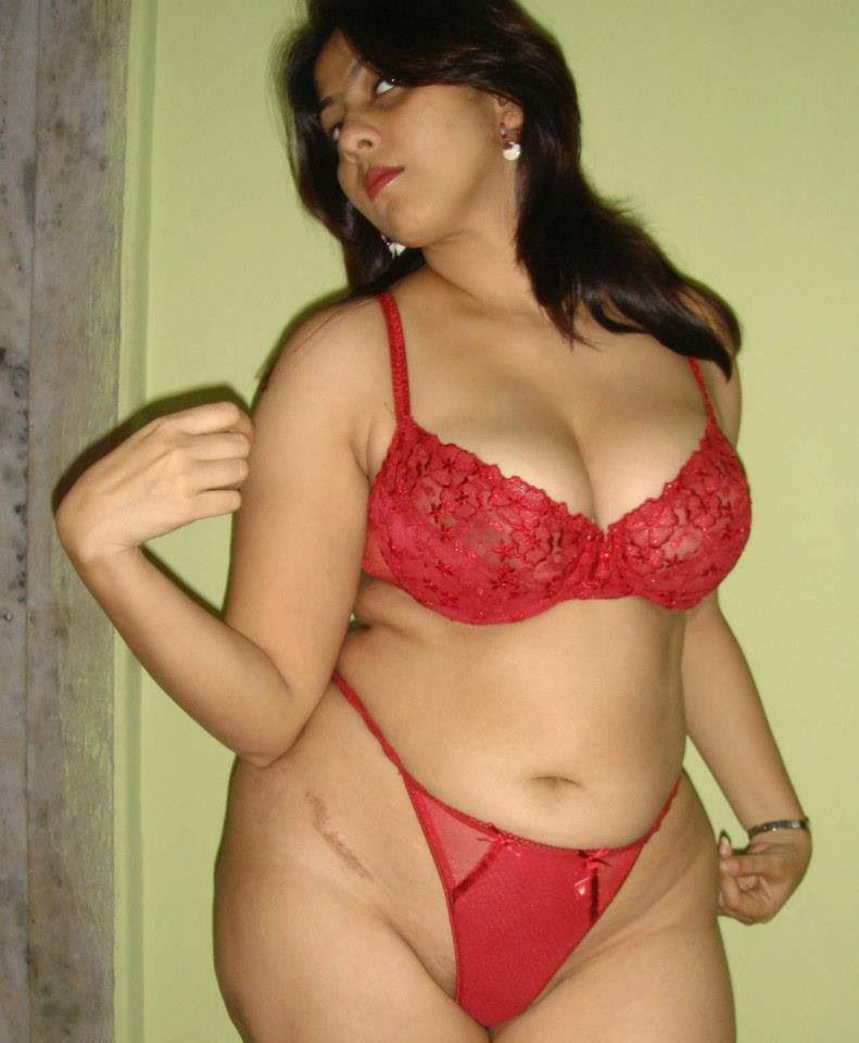 Desi aunty in red bikini