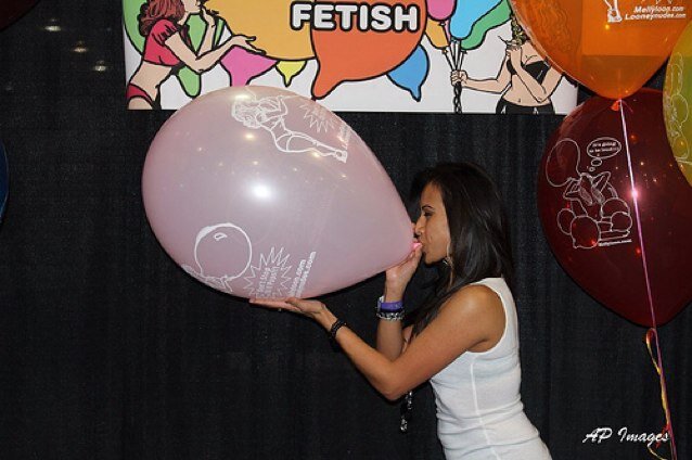 Fetish balloon smoke girl