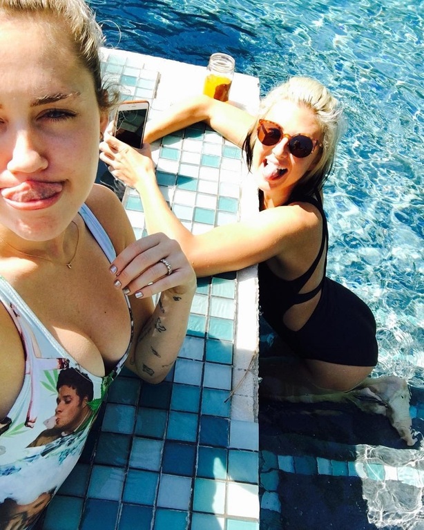 Miley cyrus mit demi lovato fake nude